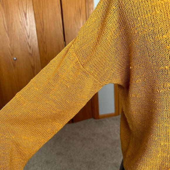Gold Cropped loose Knit Sweater with Back V and X design Small - Picture 7 of 7
